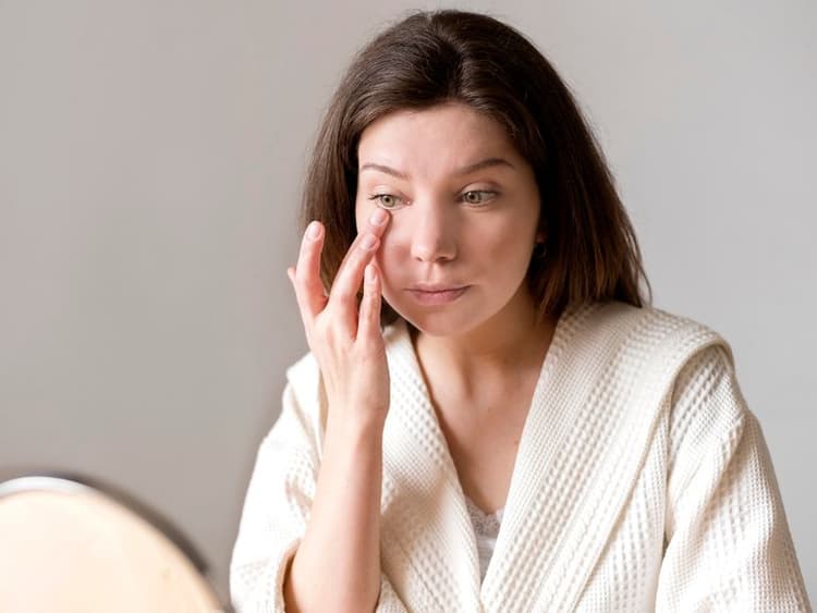 Отеки под глазами: причины и как избавиться